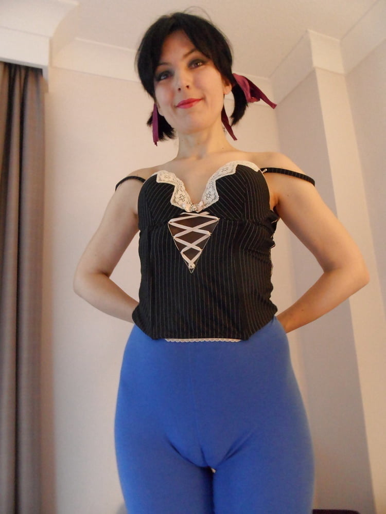 AMATEUR BRUNETTE POSING #90586591