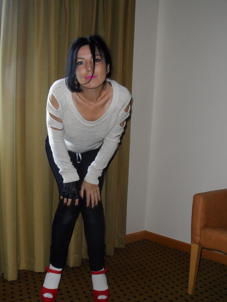 AMATEUR BRUNETTE POSING #90586728