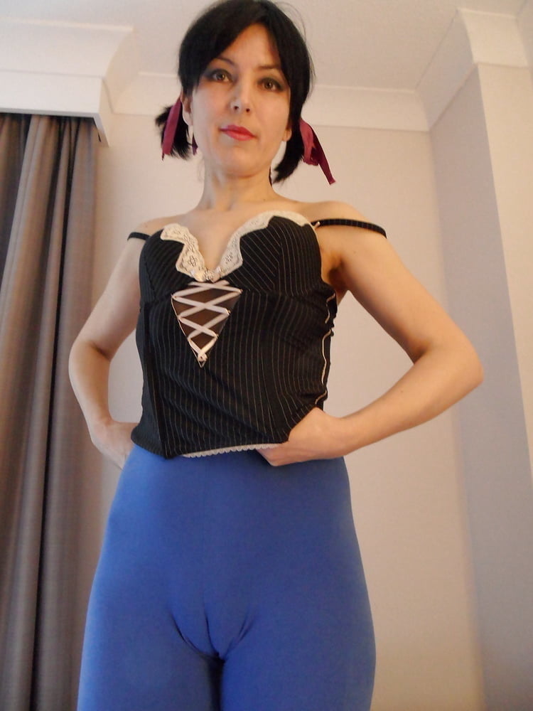 Amateur Brünette posiert
 #90586843