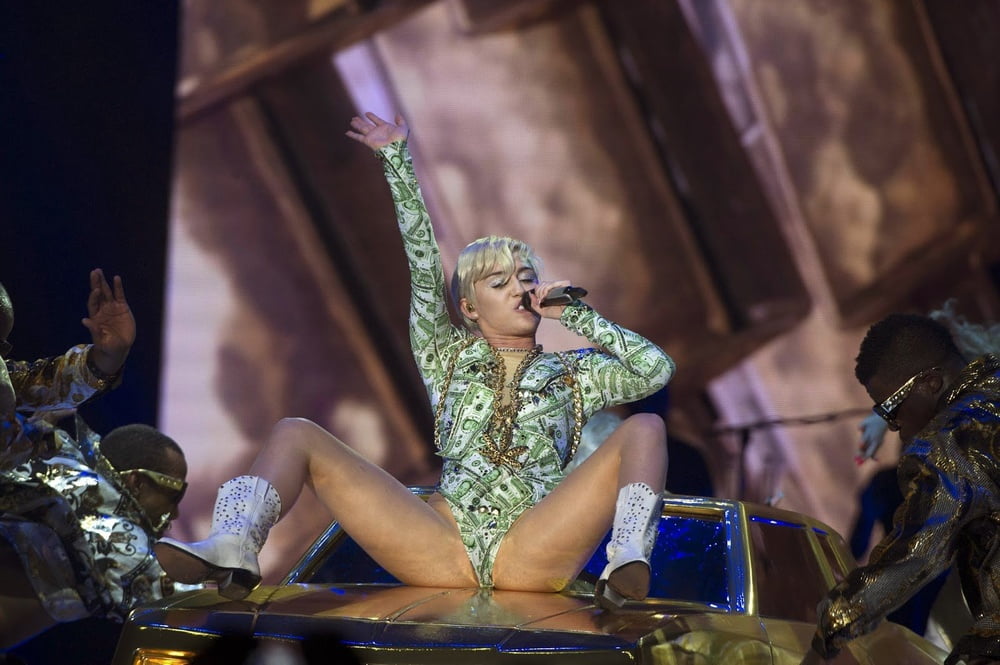 Miley cyrus nackt
 #90429363