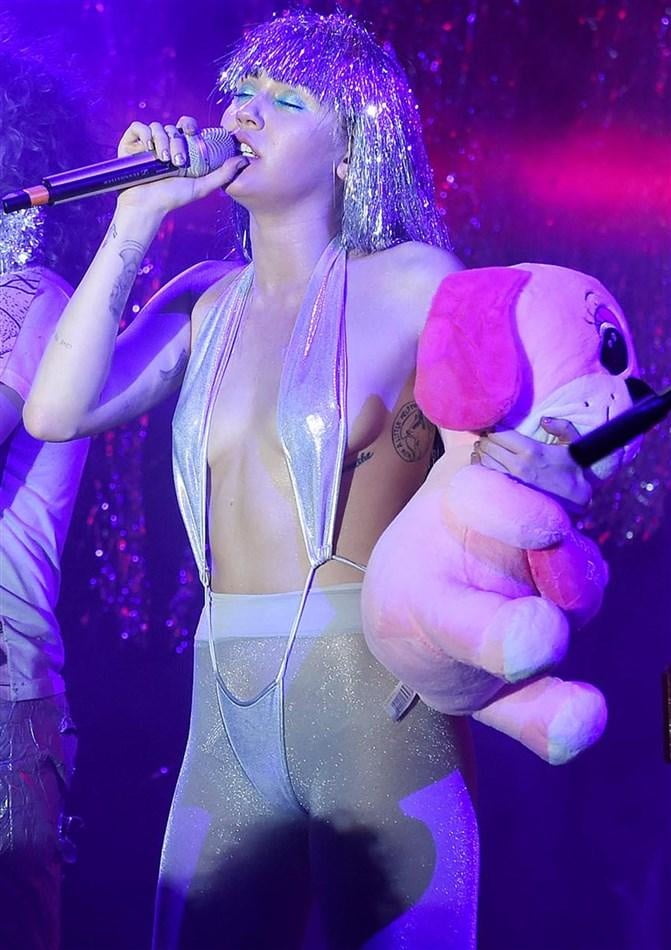 Miley Cyrus Nude #90429580