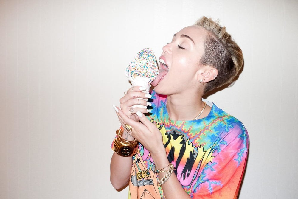 Miley cyrus nackt
 #90429624