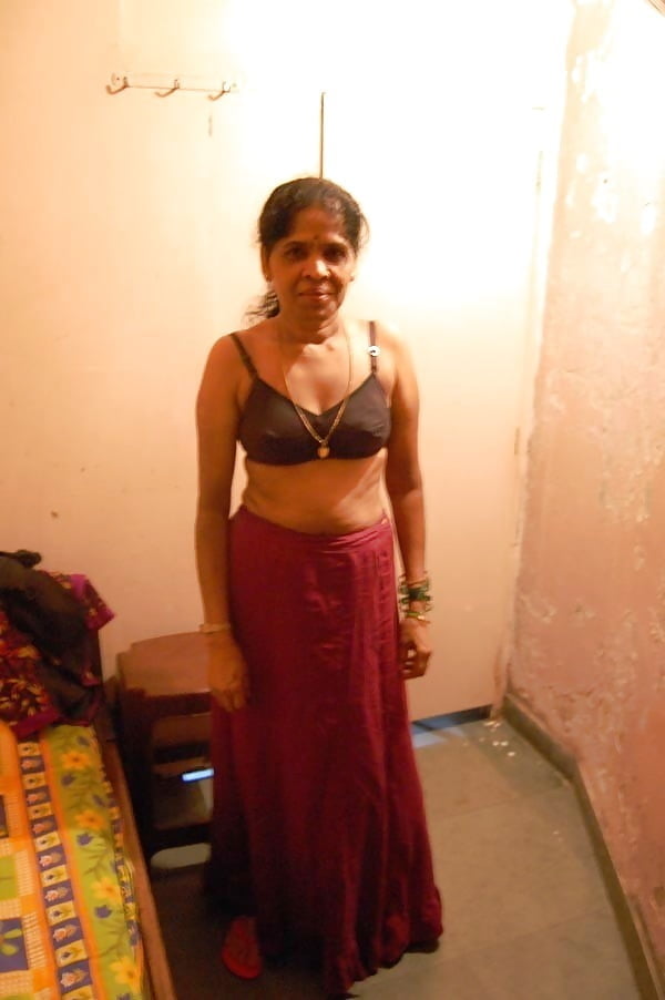 Indische Oma zieht sich nackt aus
 #93458968