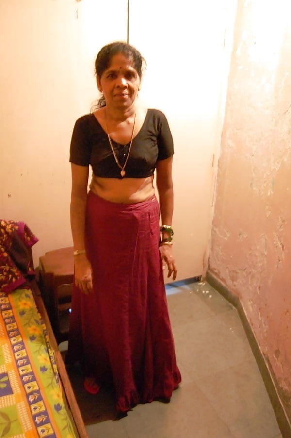 Indische Oma zieht sich nackt aus
 #93458971