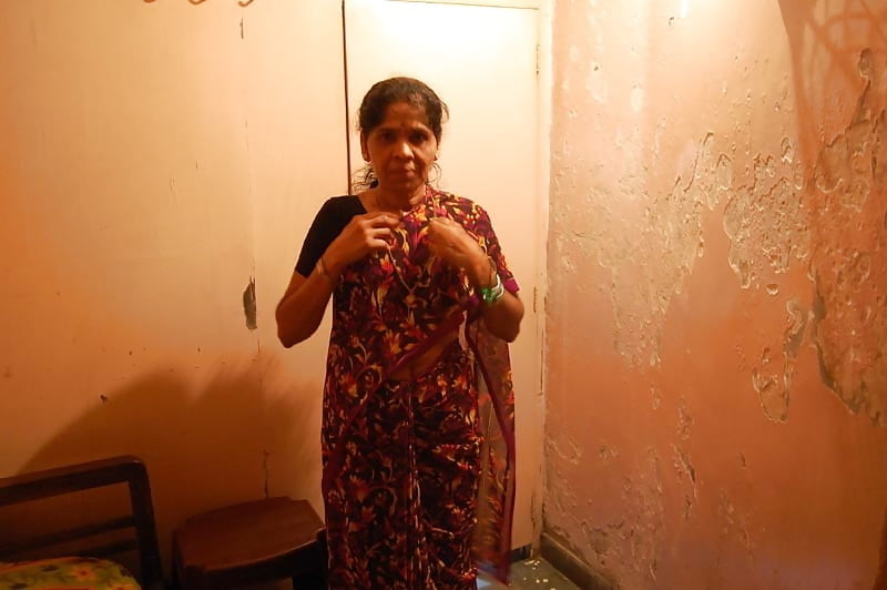 Indische Oma zieht sich nackt aus
 #93458974