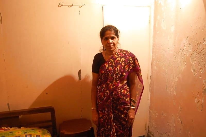 Indische Oma zieht sich nackt aus
 #93458977