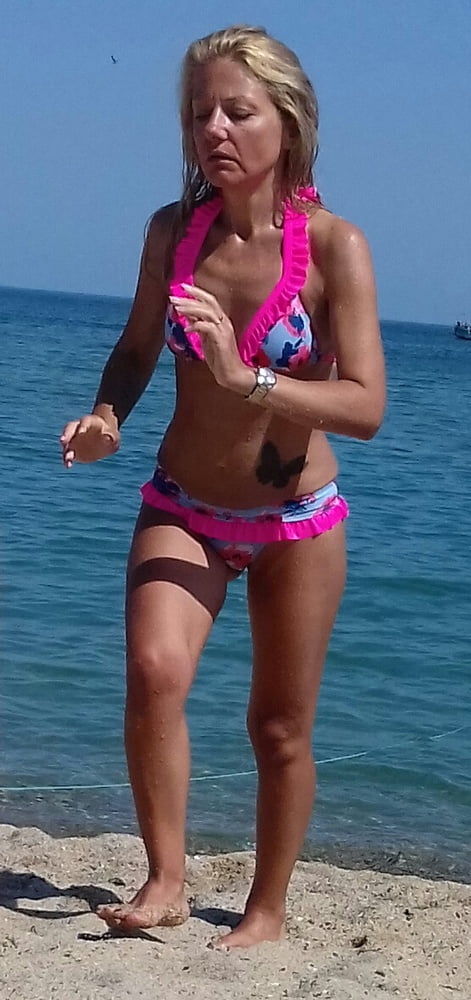 Cagna in spiaggia varna
 #98673772