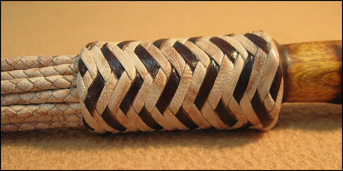 エヴェンキの猫 12尾の革製の編み込み式のフロッガー。
 #92953881