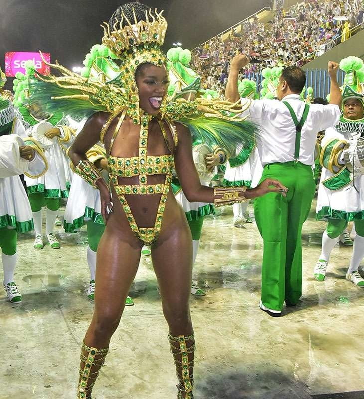 ブラジルの黒檀の少女のカーニバル 2020
 #102643088