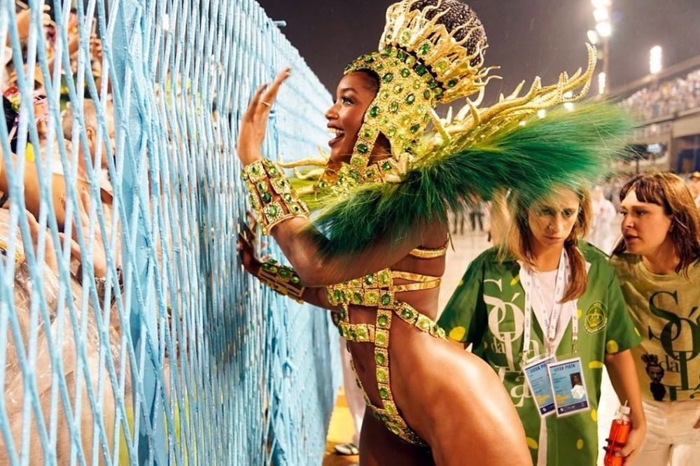 ブラジルの黒檀の少女のカーニバル 2020
 #102643090