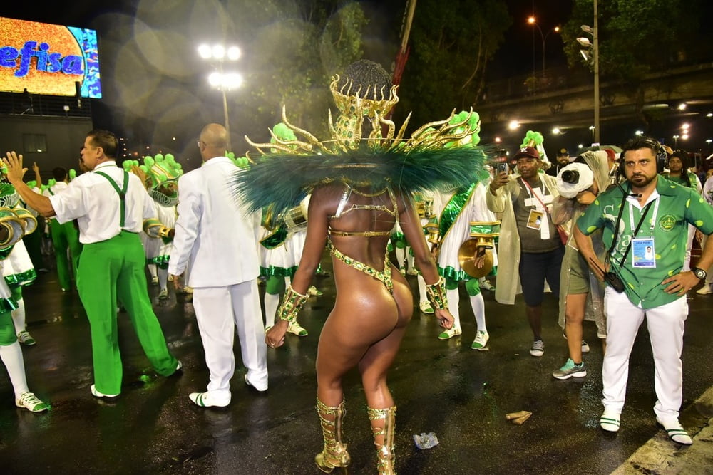 ブラジルの黒檀の少女のカーニバル 2020
 #102643100