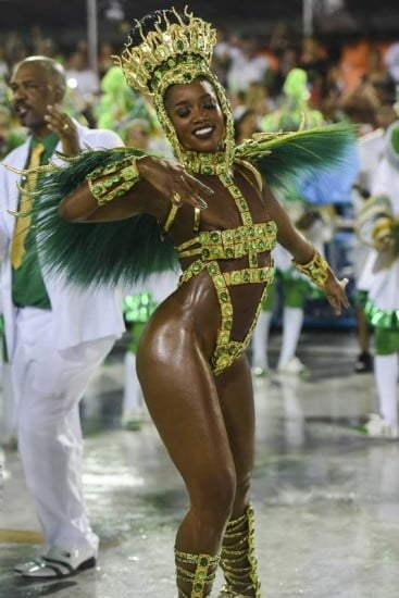ブラジルの黒檀の少女のカーニバル 2020
 #102643109