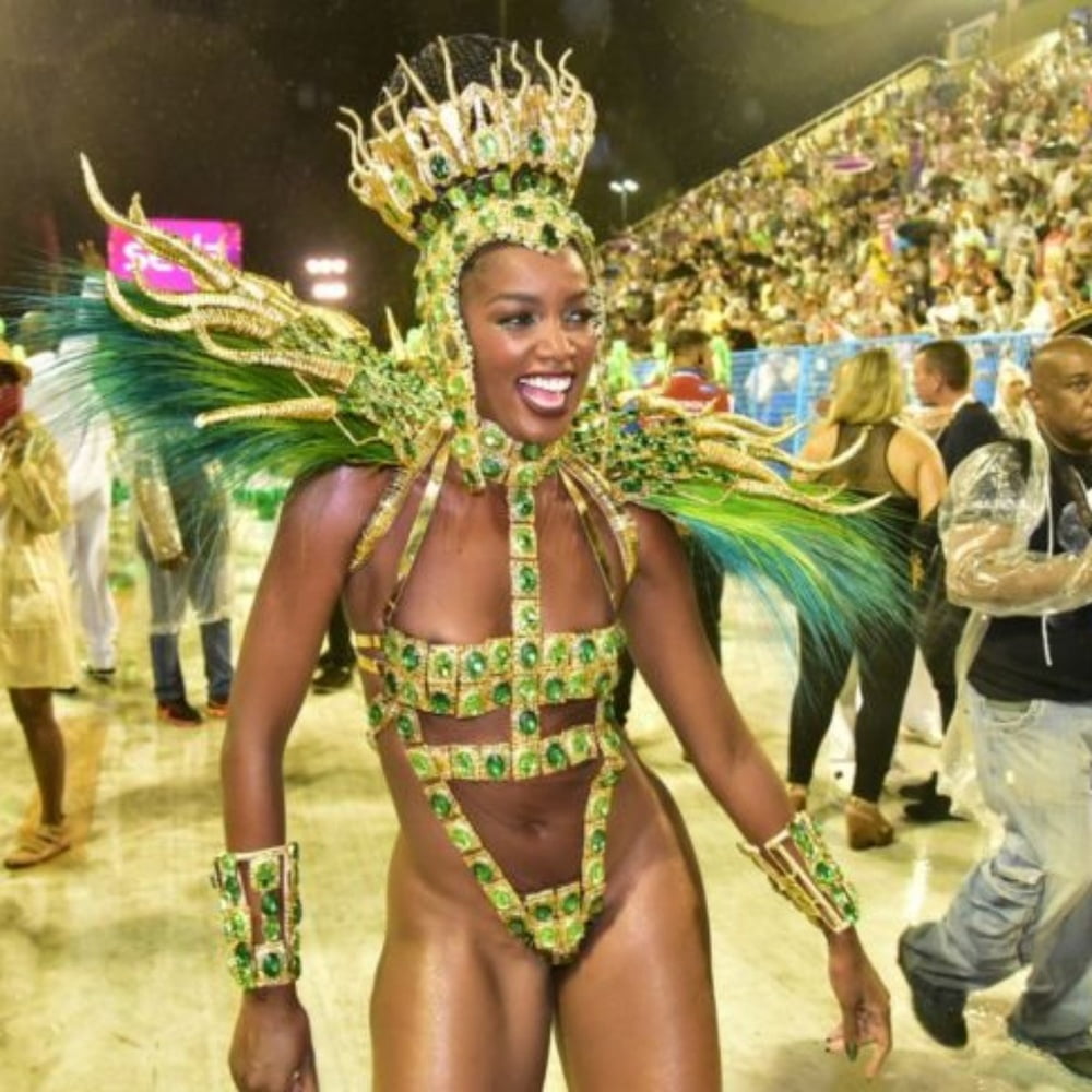 ブラジルの黒檀の少女のカーニバル 2020
 #102643112