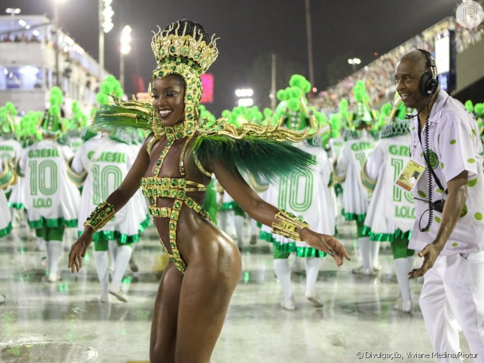 ブラジルの黒檀の少女のカーニバル 2020
 #102643115