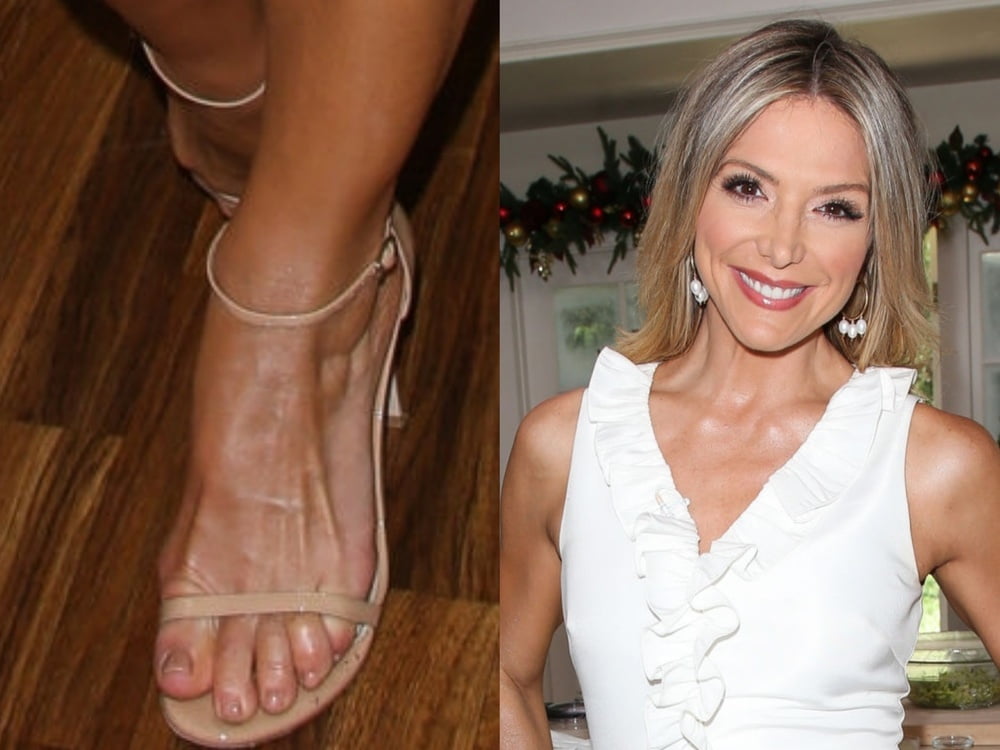 Debbie matenopoulos piernas sexy pies y tacón alto
 #103722203