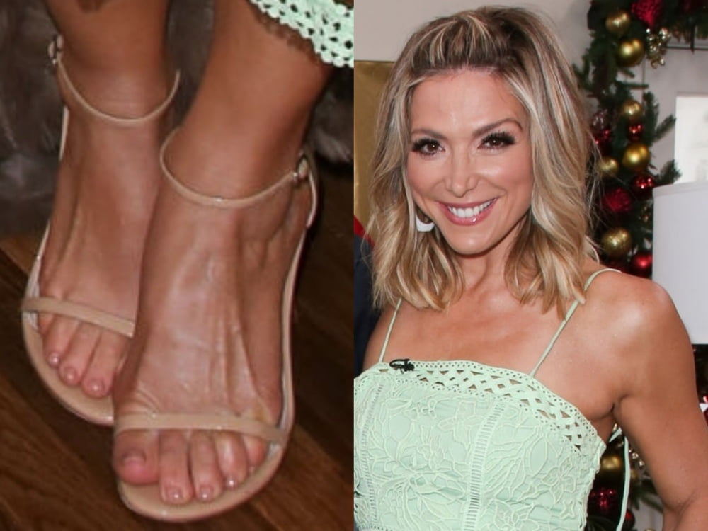 Debbie matenopoulos piernas sexy pies y tacón alto
 #103722208