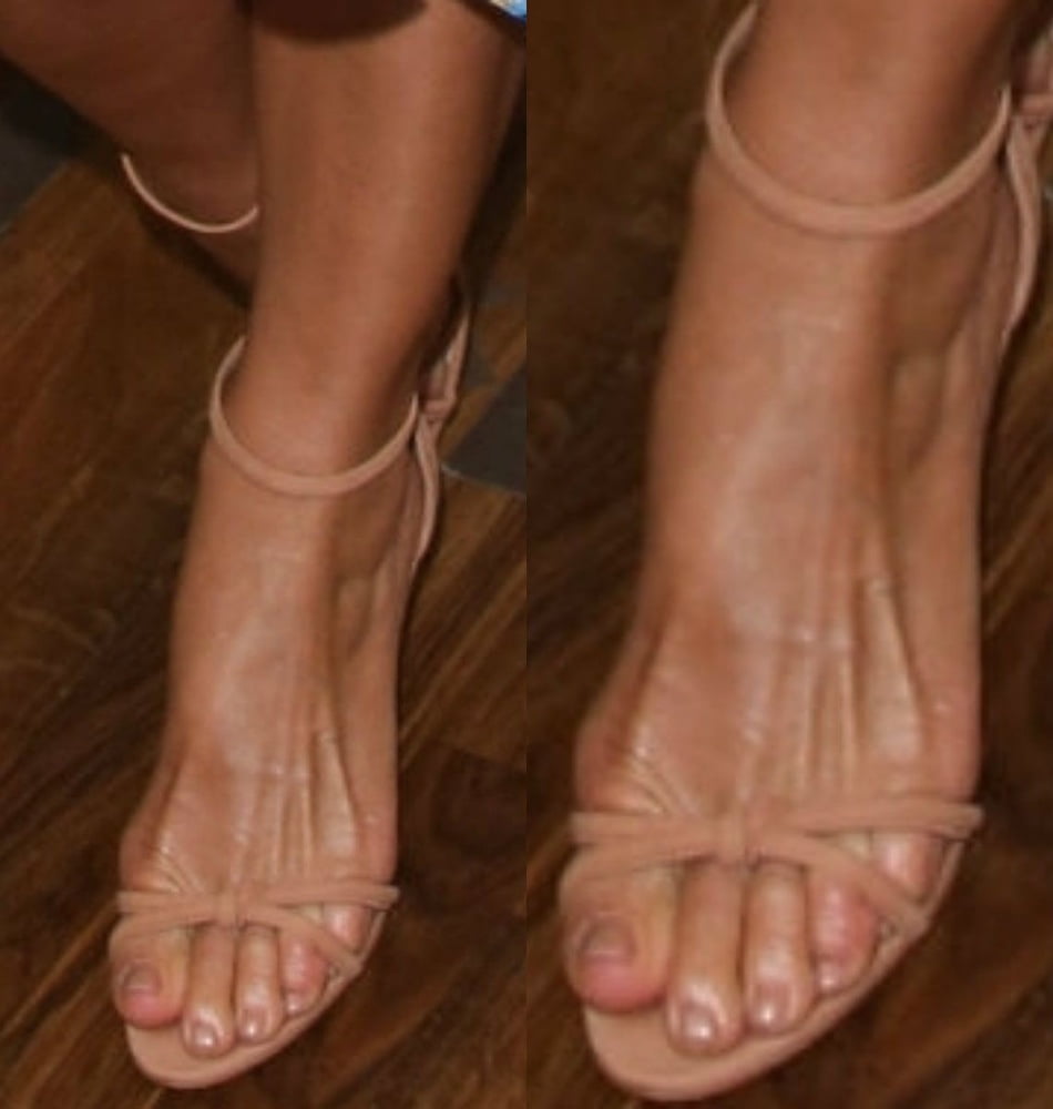 Debbie matenopoulos piernas sexy pies y tacón alto
 #103722286