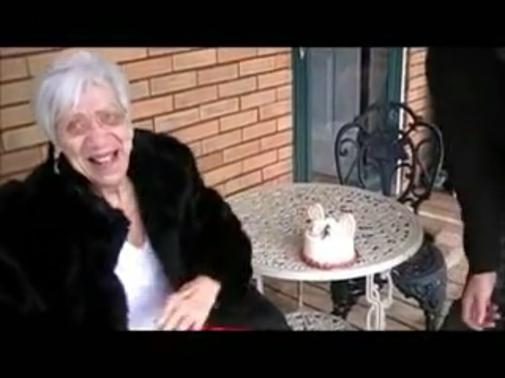 Nonna di 90 anni succhia il cazzo di un giovane per ricordare il suo b-day
 #88669102