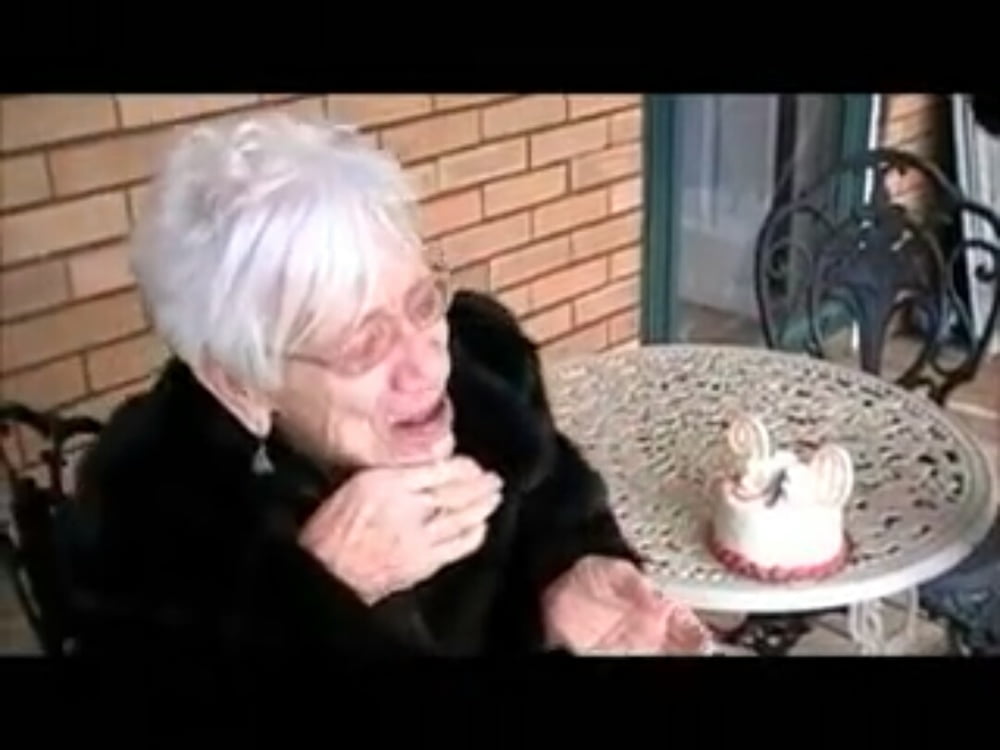 Nonna di 90 anni succhia il cazzo di un giovane per ricordare il suo b-day
 #88669105