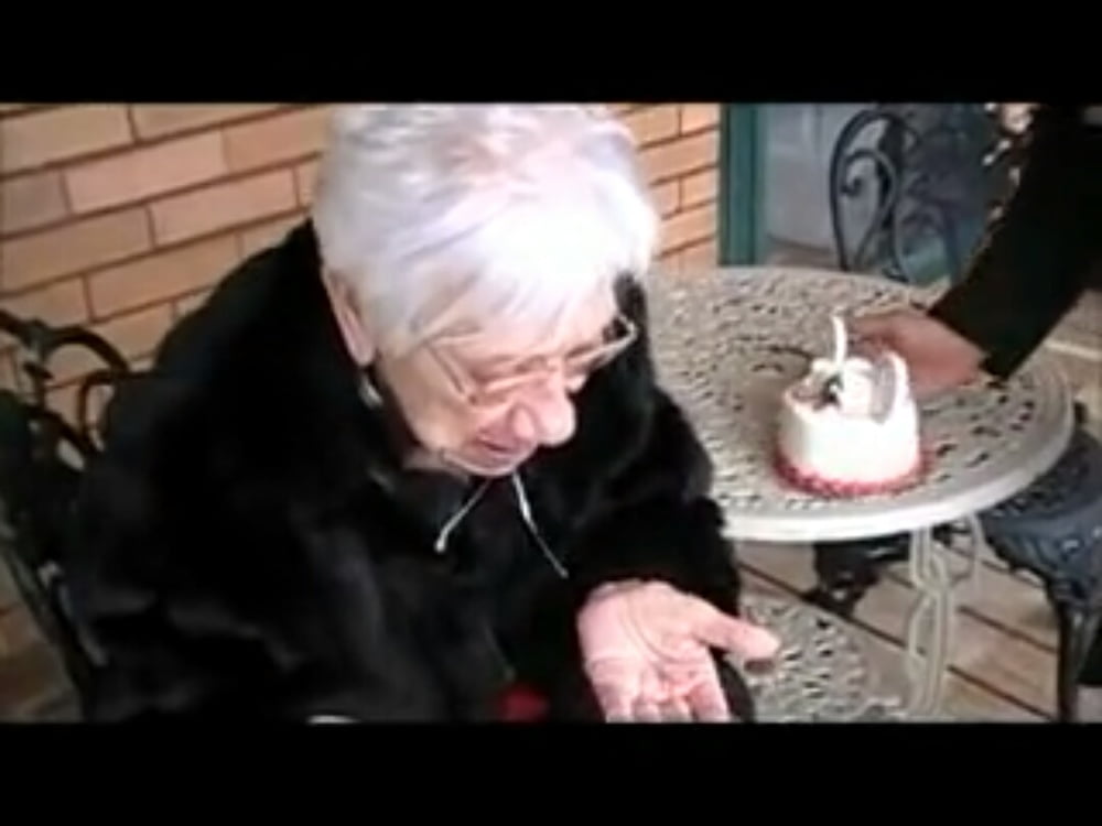 Nonna di 90 anni succhia il cazzo di un giovane per ricordare il suo b-day
 #88669111