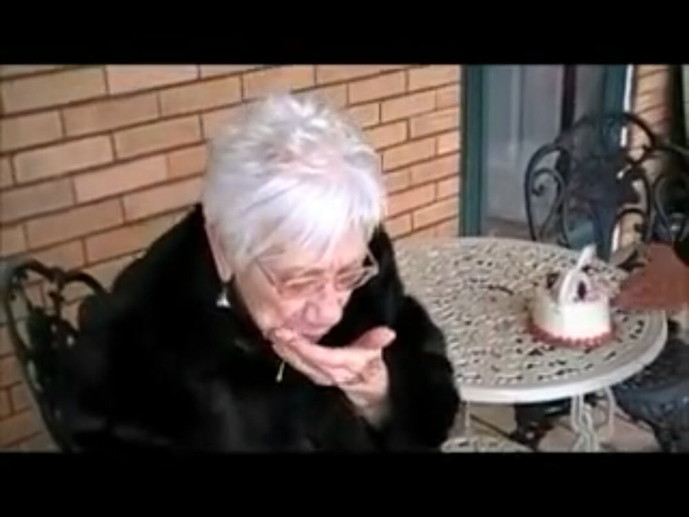 Nonna di 90 anni succhia il cazzo di un giovane per ricordare il suo b-day
 #88669115