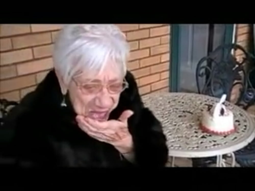 Nonna di 90 anni succhia il cazzo di un giovane per ricordare il suo b-day
 #88669118