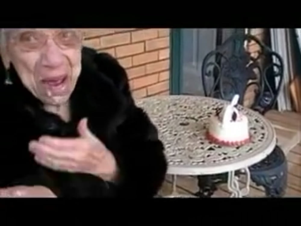 Nonna di 90 anni succhia il cazzo di un giovane per ricordare il suo b-day
 #88669121