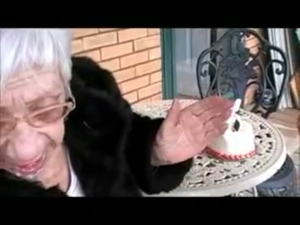 Nonna di 90 anni succhia il cazzo di un giovane per ricordare il suo b-day
 #88669124