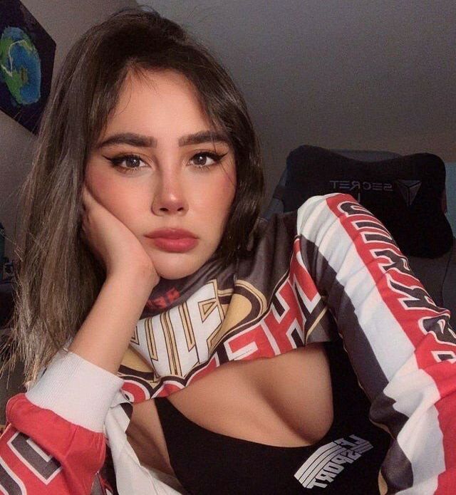 Neekolul desnuda #107866795