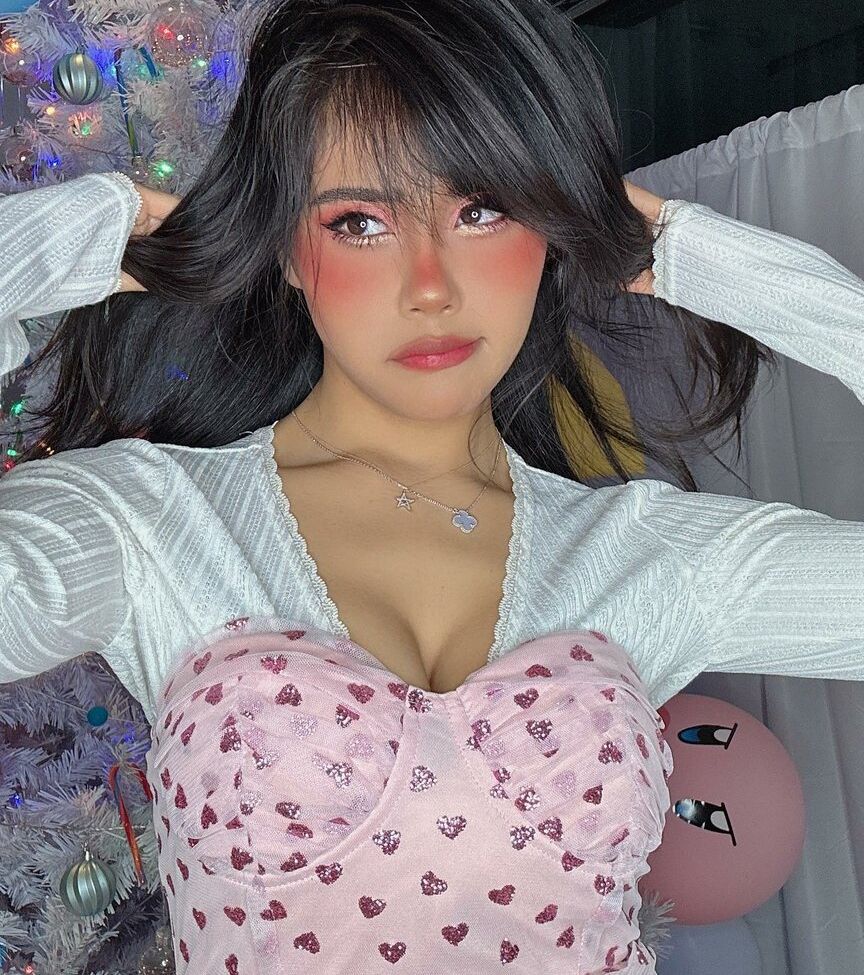 Neekolul desnuda #107866805