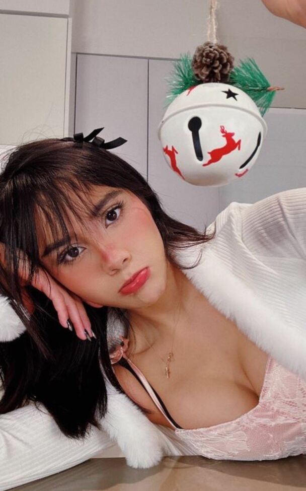 Neekolul desnuda #107866816