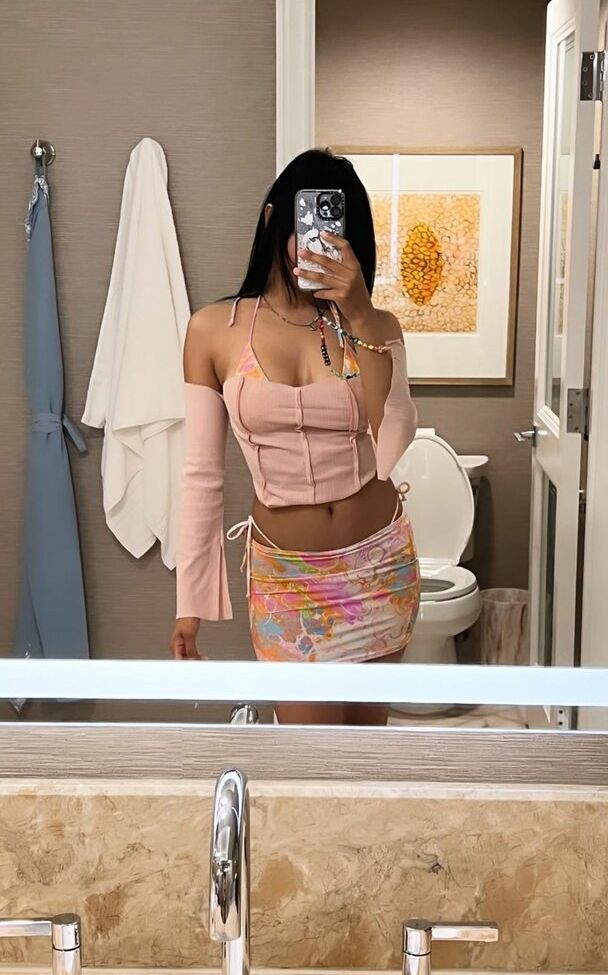 Neekolul desnuda #107866892