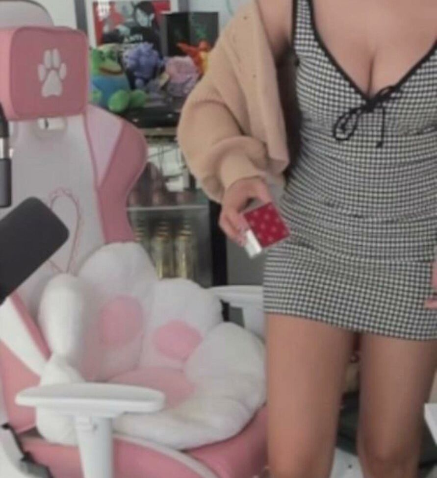 Neekolul desnuda #107866903