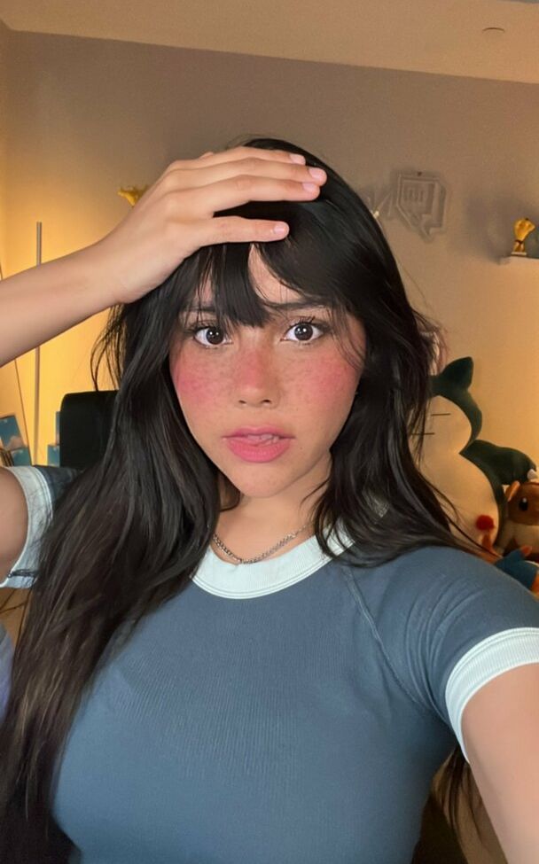 Neekolul desnuda #107866918