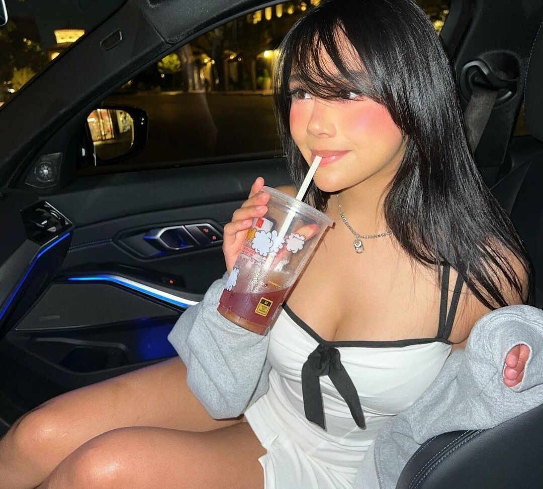 Neekolul desnuda #107866929