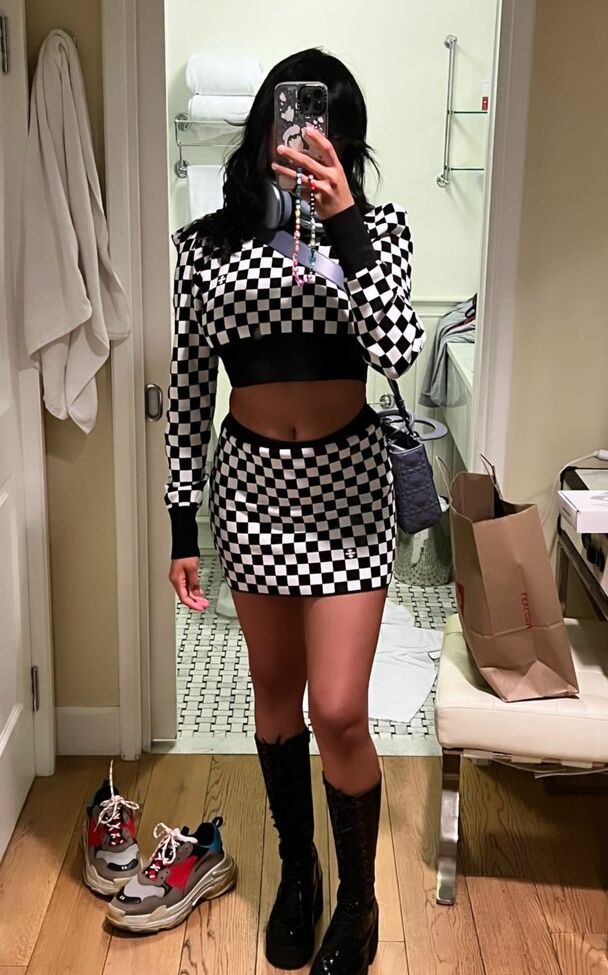 Neekolul desnuda #107866947