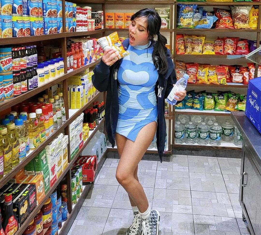 Neekolul desnuda #107866954