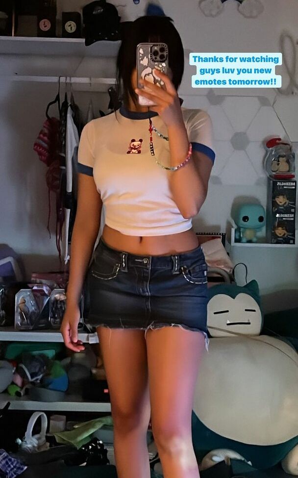 Neekolul desnuda #107866972