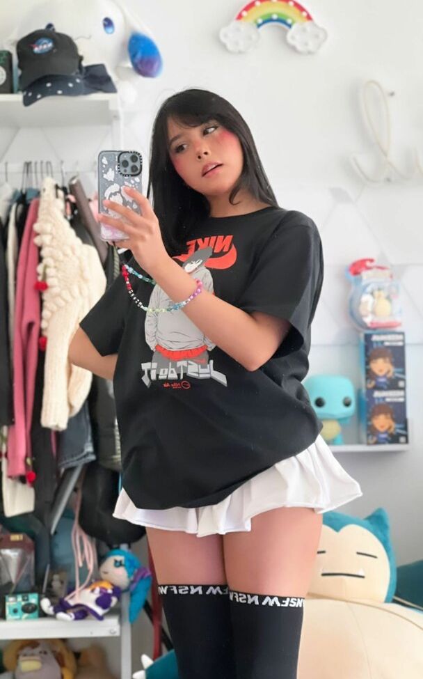 Neekolul desnuda #107866980