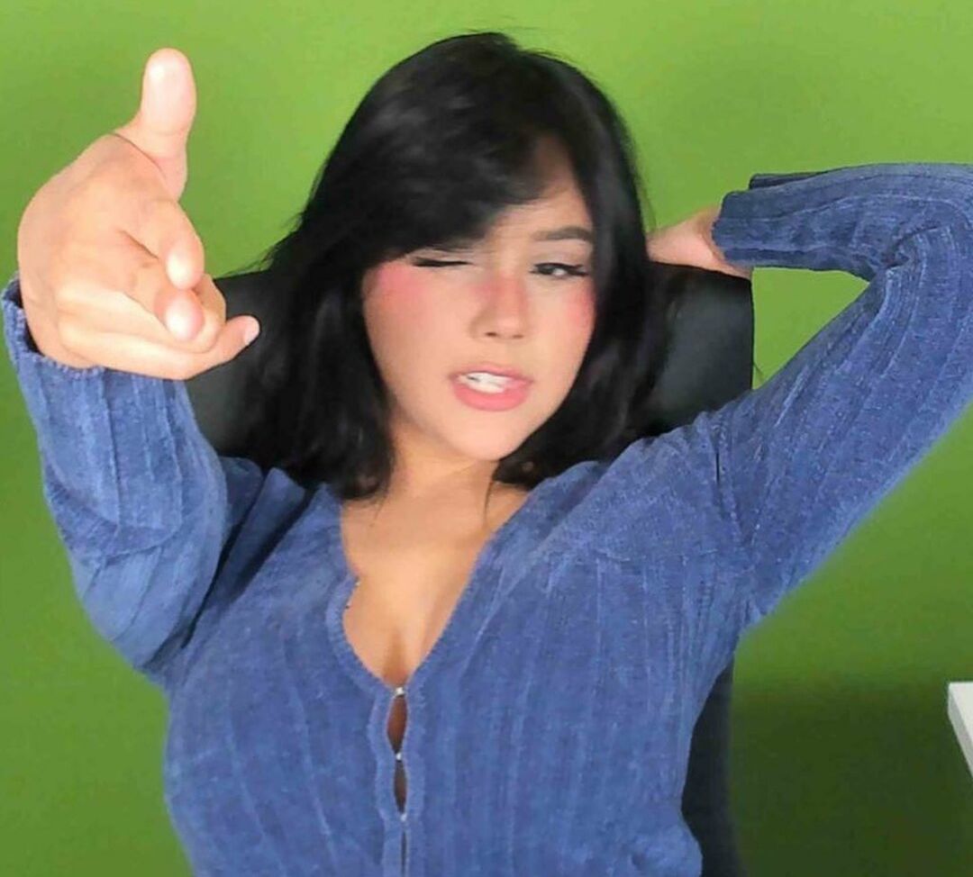 Neekolul desnuda #107866987