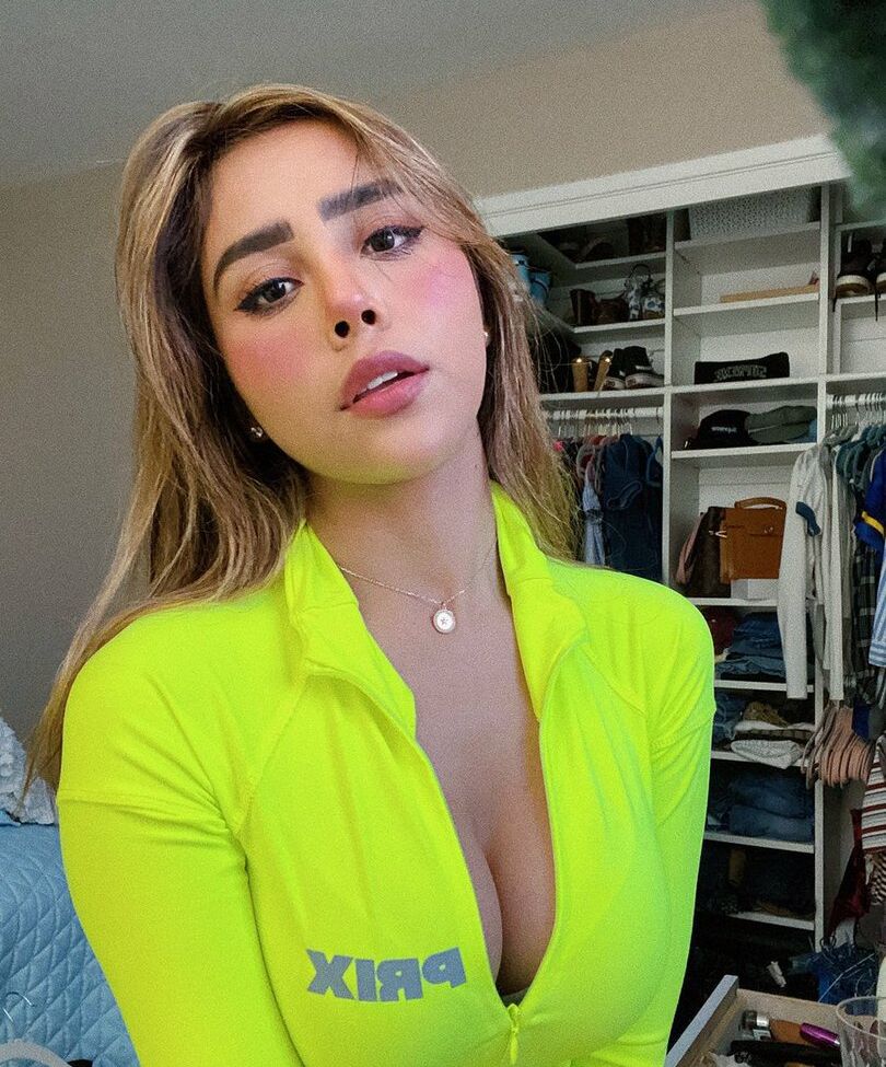 Neekolul desnuda #107867003