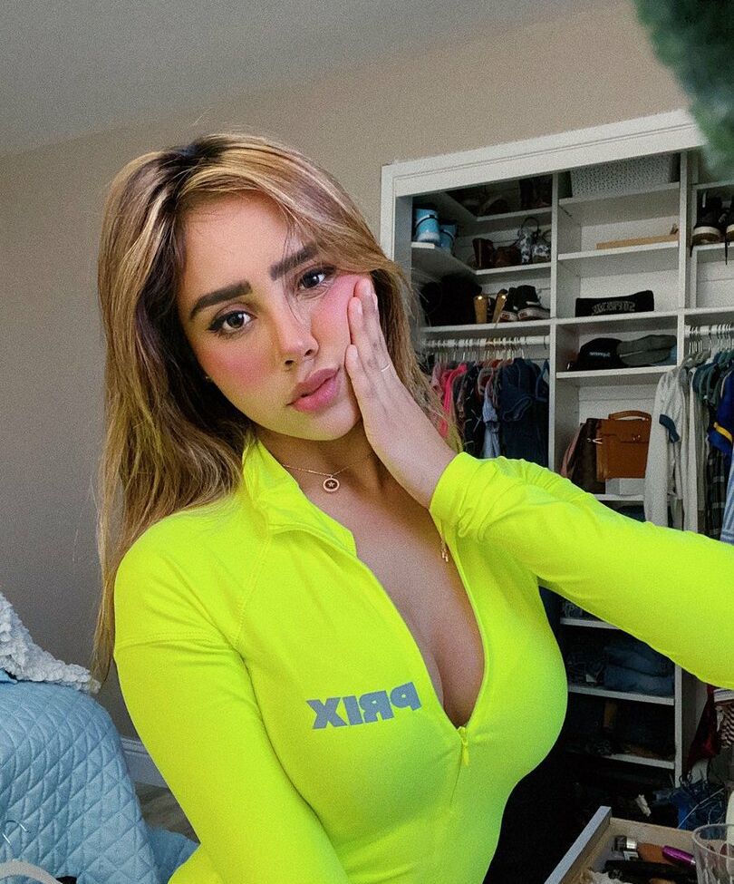 Neekolul desnuda #107867004