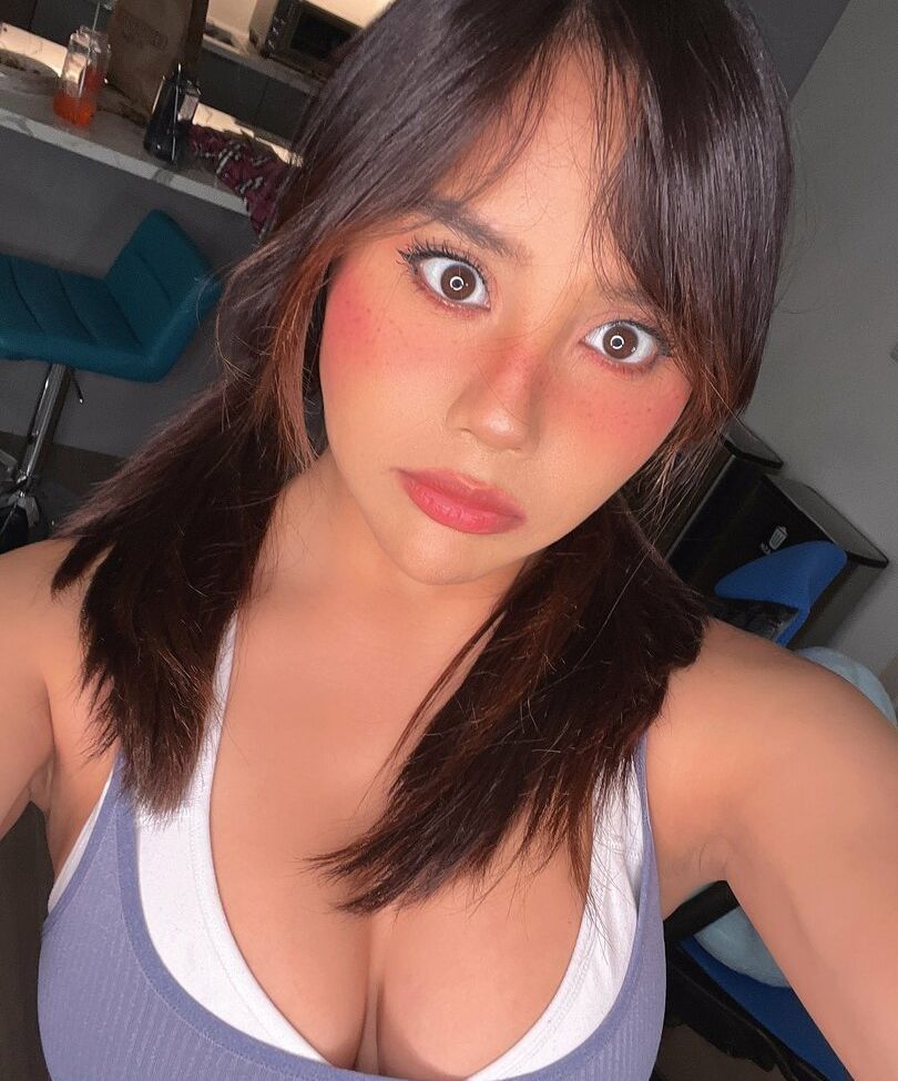 Neekolul desnuda #107867028