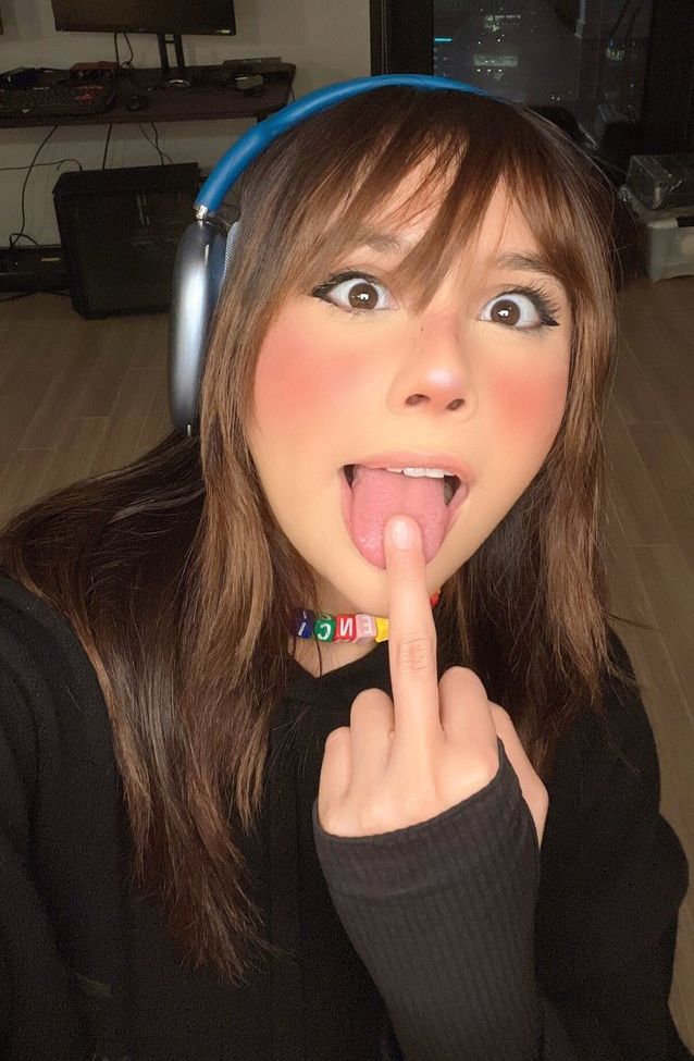 Neekolul desnuda #107867085