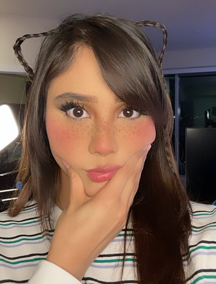 Neekolul desnuda #107867086