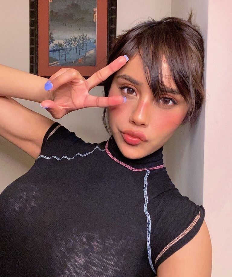 Neekolul desnuda #107867088