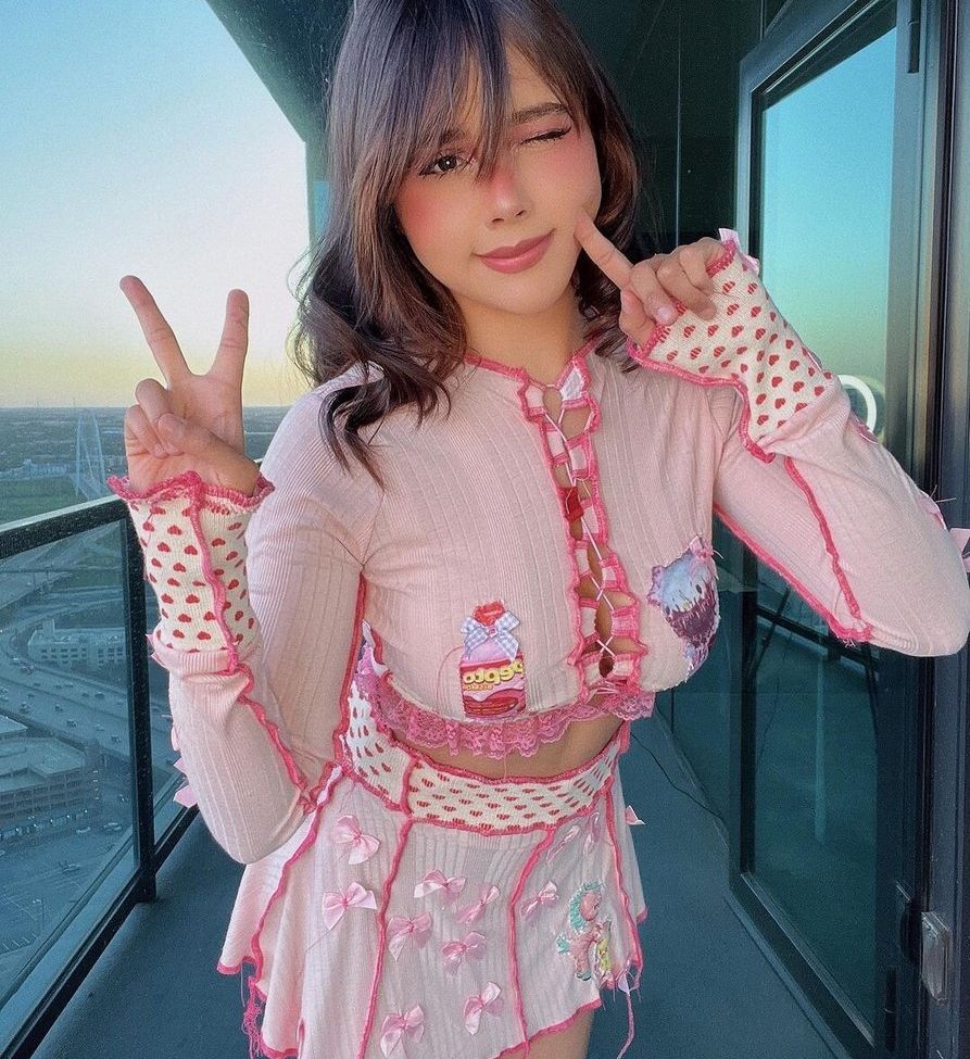 Neekolul desnuda #107867092