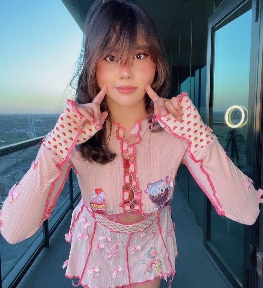 Neekolul desnuda #107867093