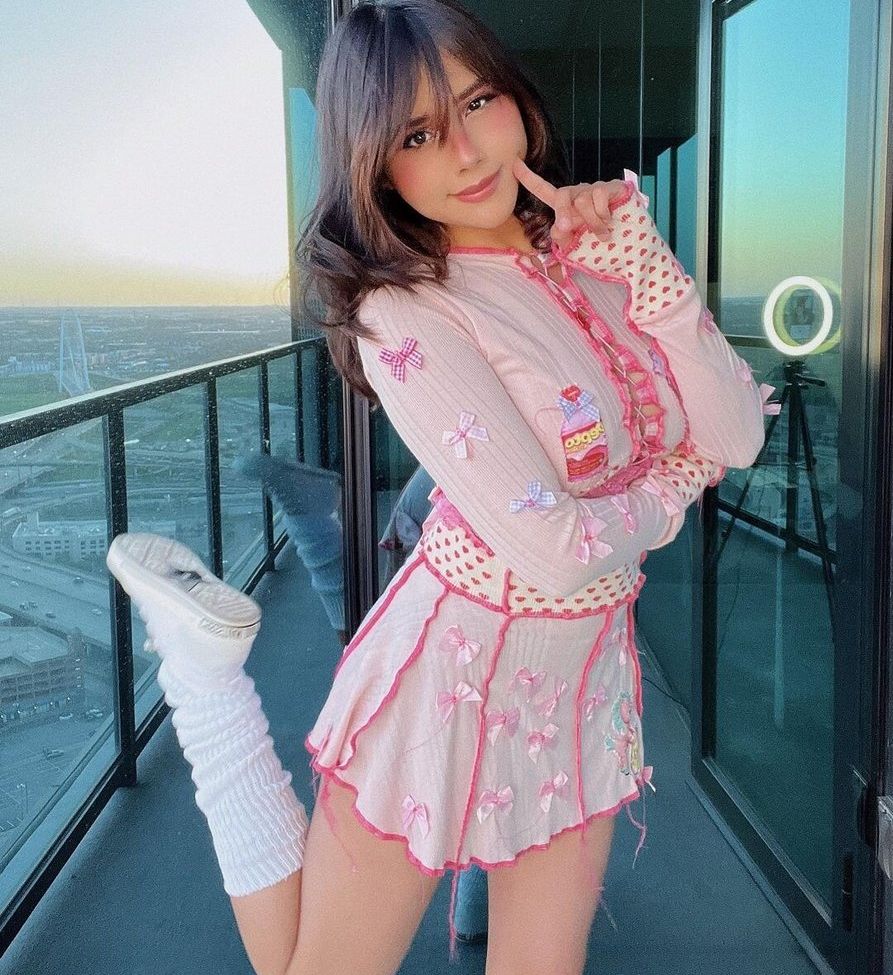 Neekolul desnuda #107867094