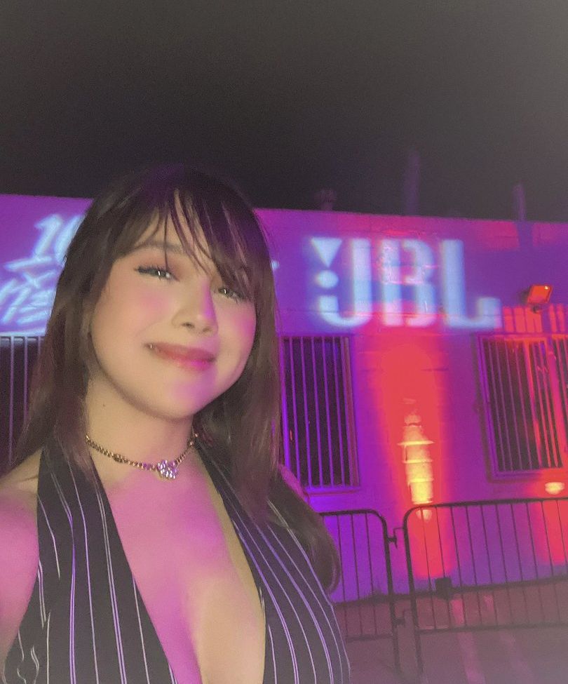 Neekolul desnuda #107867141